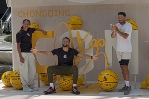 云开体育-库里运动聚场CURRY CON开幕仪式 超高篮筐投篮为活动解开神秘面纱