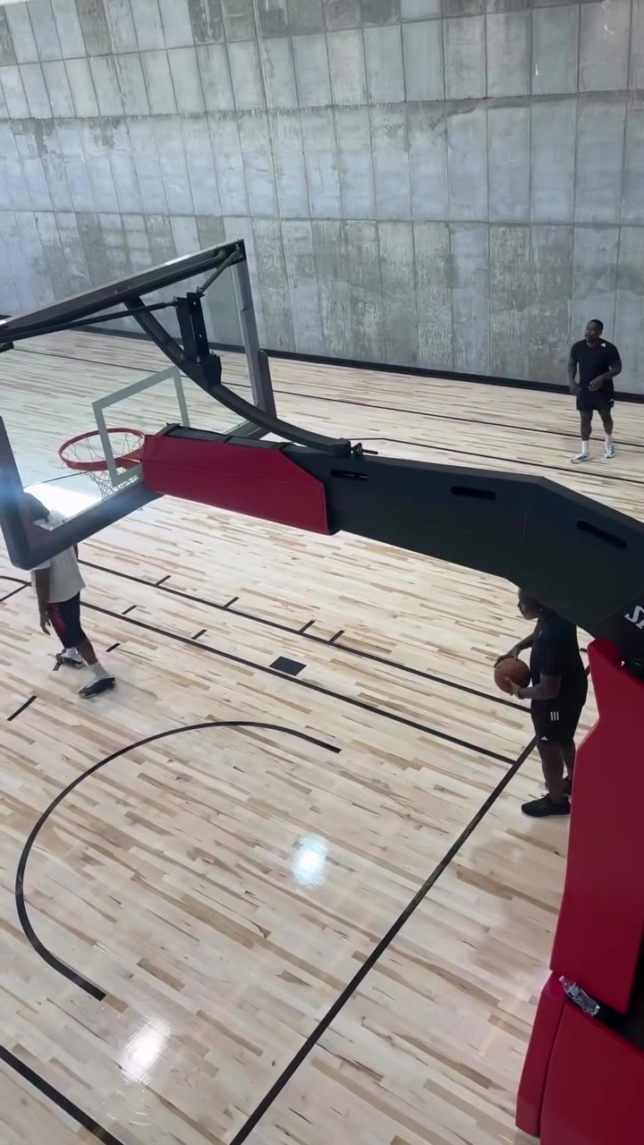 云开体育官网-新赛季蓄势待发：哈登女友发布训练视频，展露精壮腹肌身材