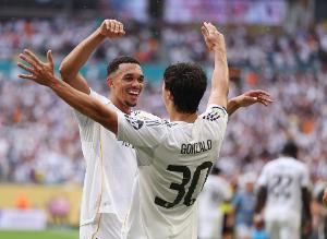 库尔图瓦：阿诺德的任意球和角球高一档 我没见过比他脚法好的人