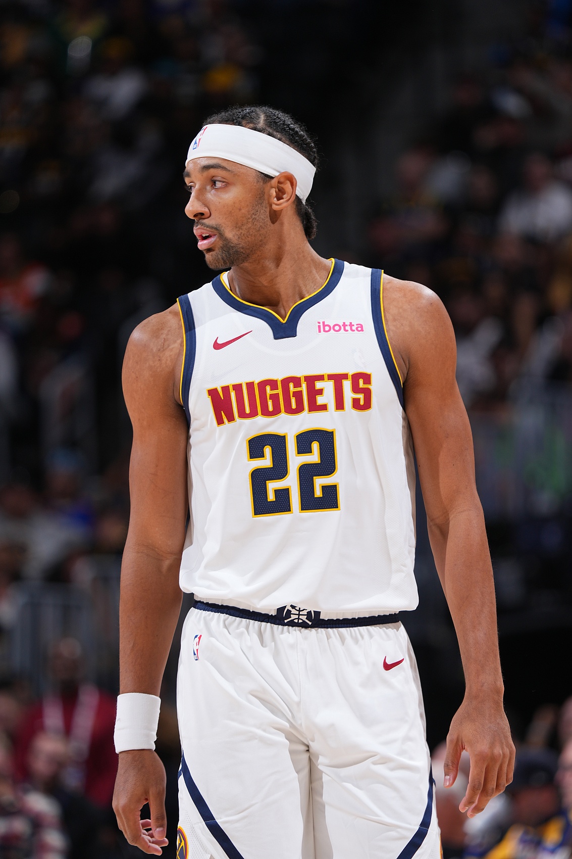 云开体育-内线支柱！纳吉全场12投4中&amp;罚球2中2 得到11分12板2助2帽