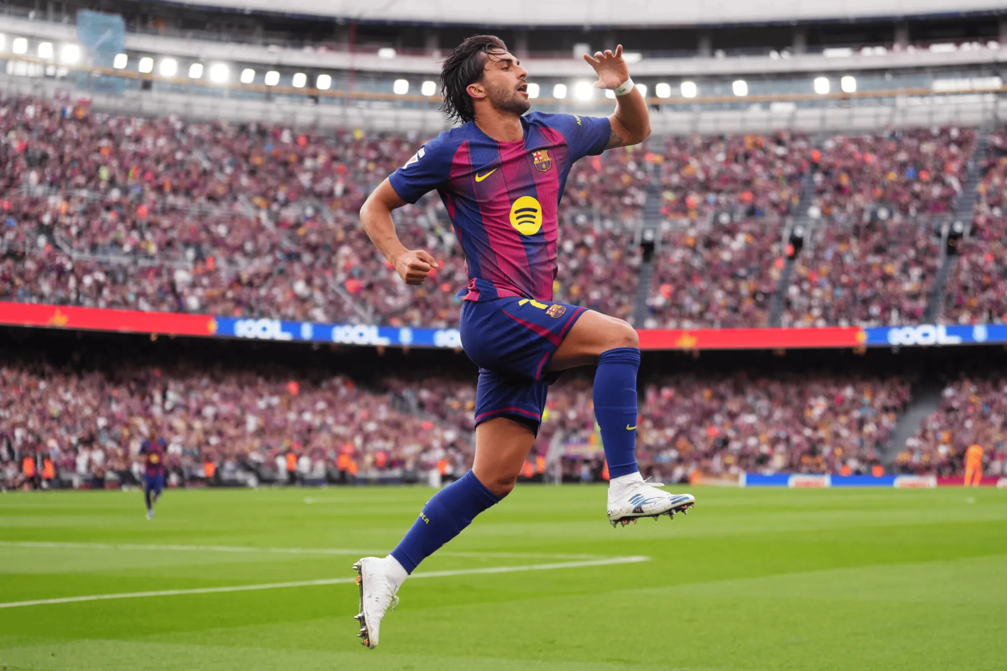 云开体育-TA：“鲨鱼”费兰回归；他和莱万本赛季都认为身体状态下滑